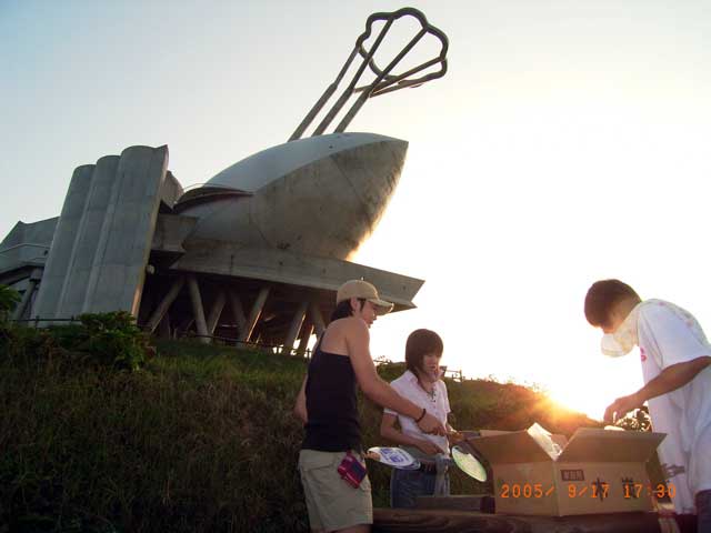 後ろは天球館