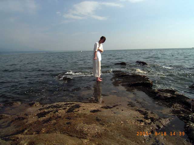 海辺に立つ